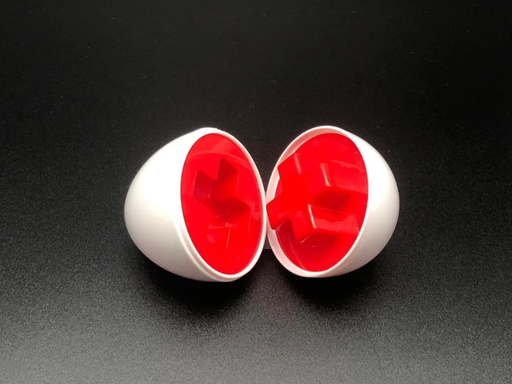 Dos piezas rojas con un laberinto interior