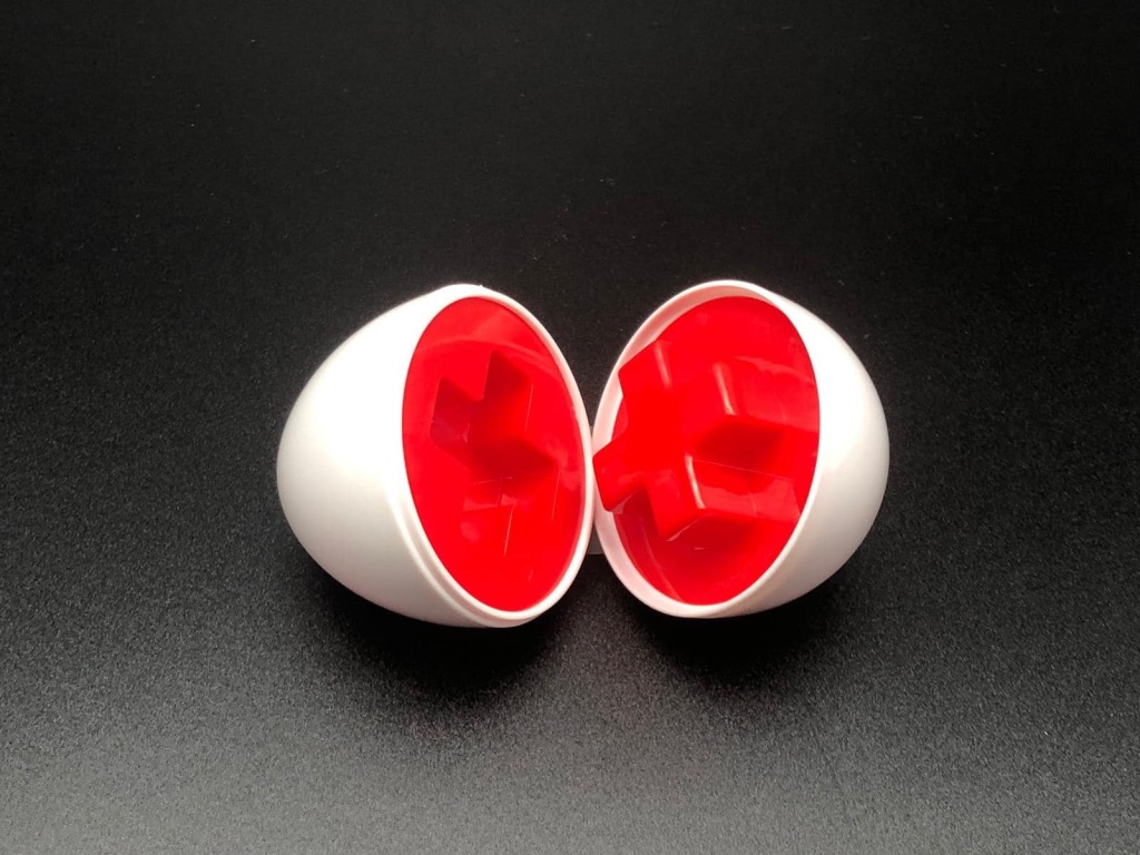 Dos piezas rojas con un laberinto interior