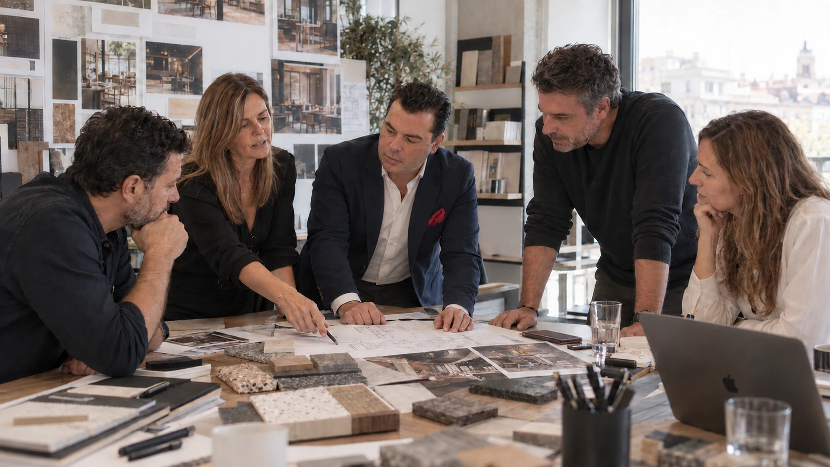 Equipo de Salinas Restauración en una reunión