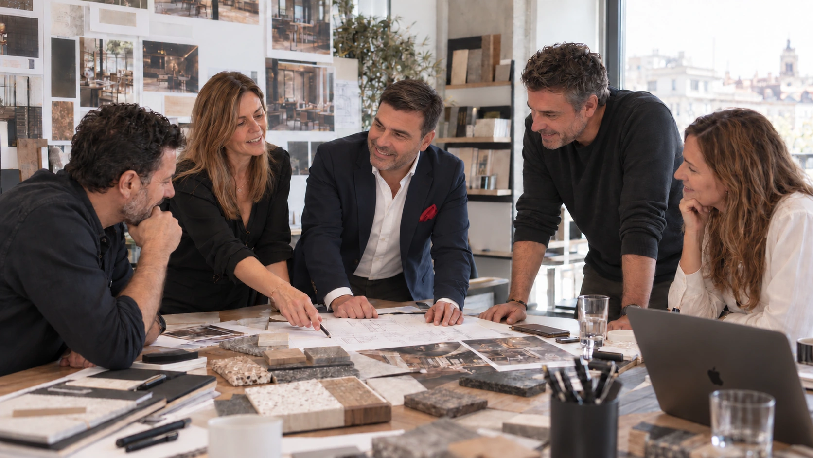 Luis y Eva trabajando con el equipo en una oficina de diseño